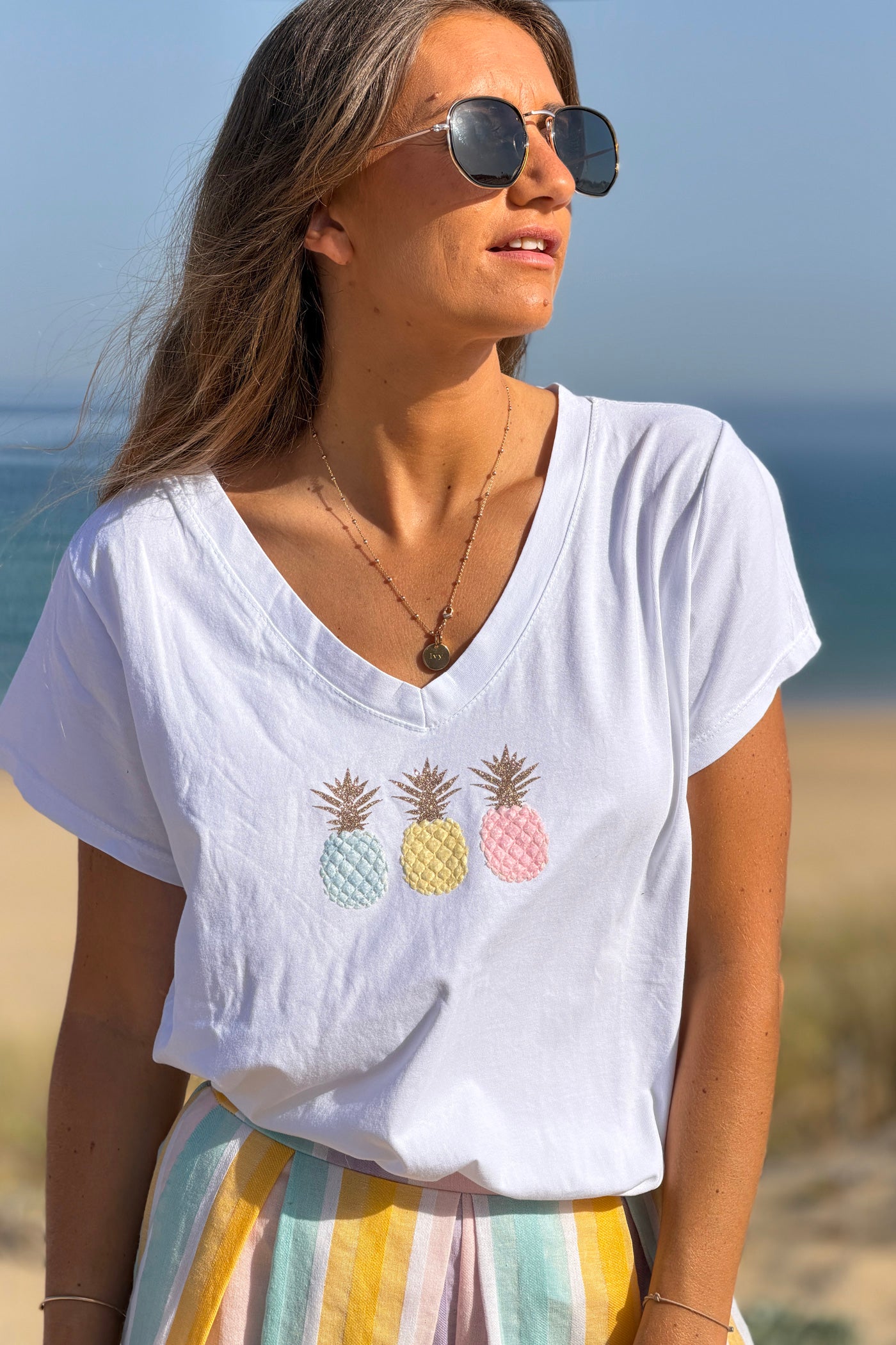 Tshirt blanc en coton broderie trio ananas rose bleu et jaune détail doré