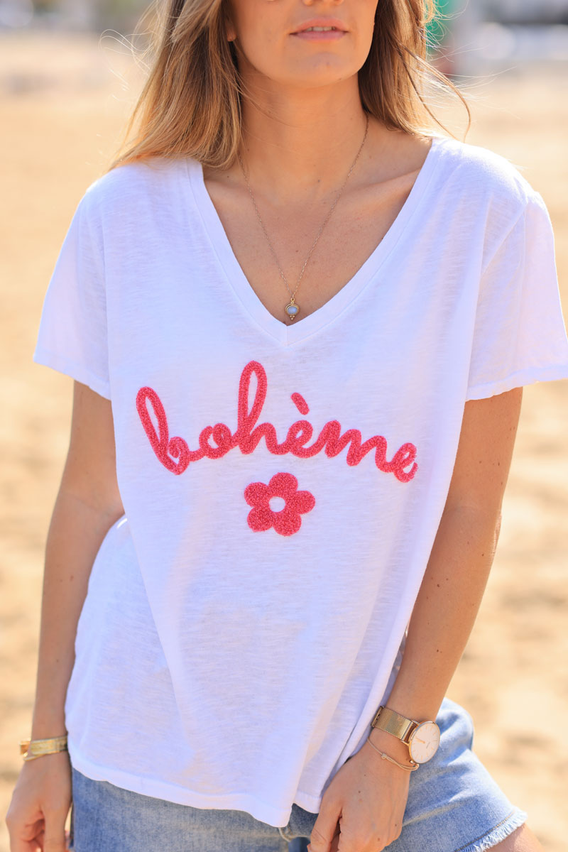 Tshirt blanc en coton col v Bohème et fleurs bouclettes fuchsia