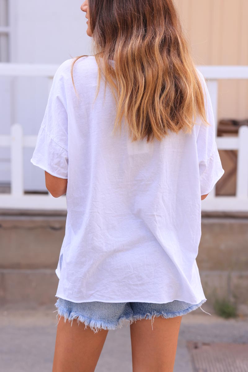 Camiseta holgada de algodón blanca con cuello de pico trío flores rizos