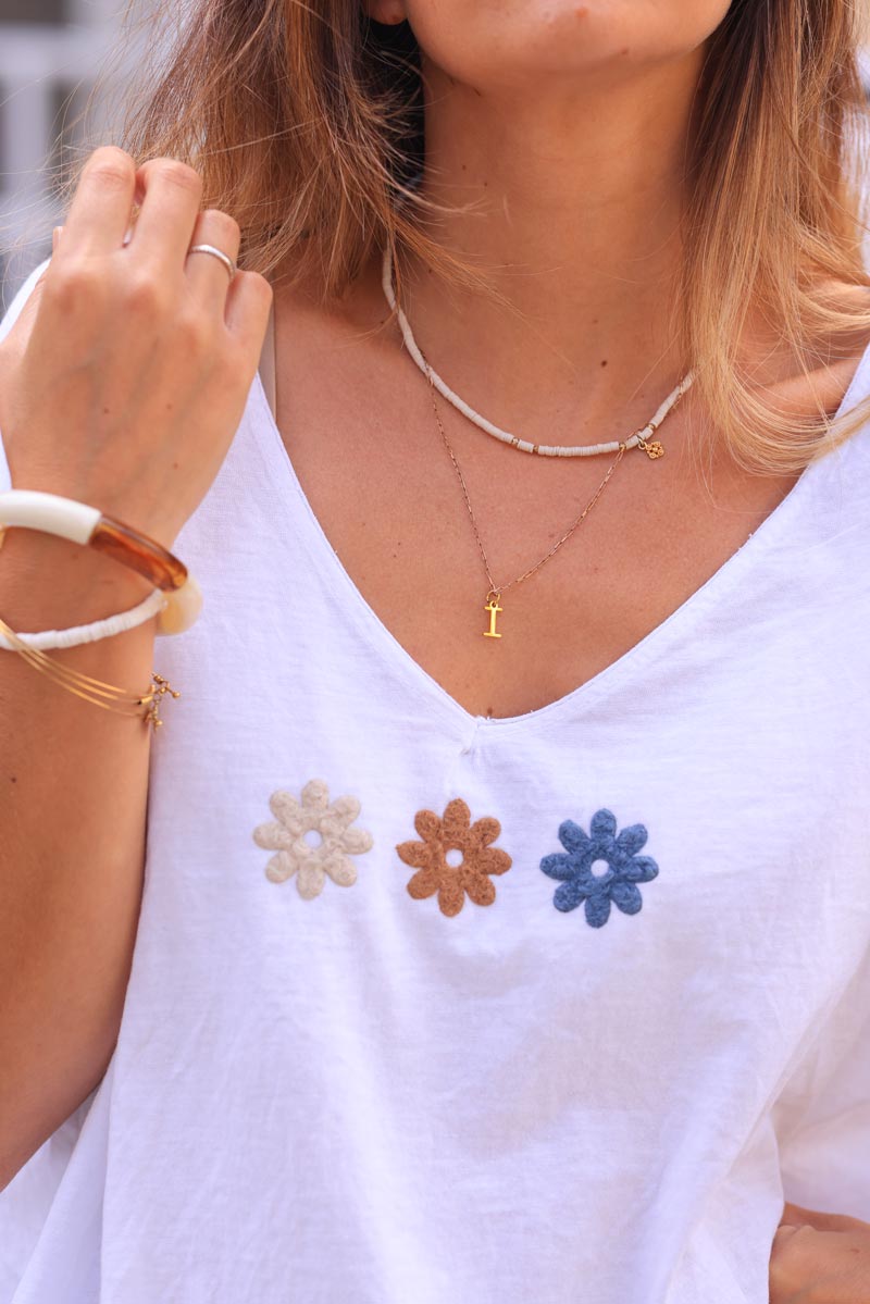 Camiseta holgada de algodón blanca con cuello de pico trío flores rizos