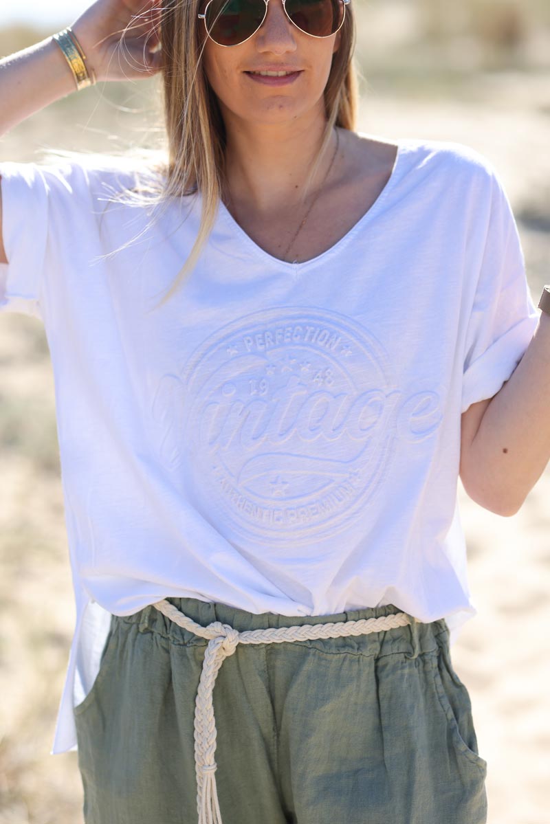 Camiseta holgada blanca de manga corta con logo vintage en relieve