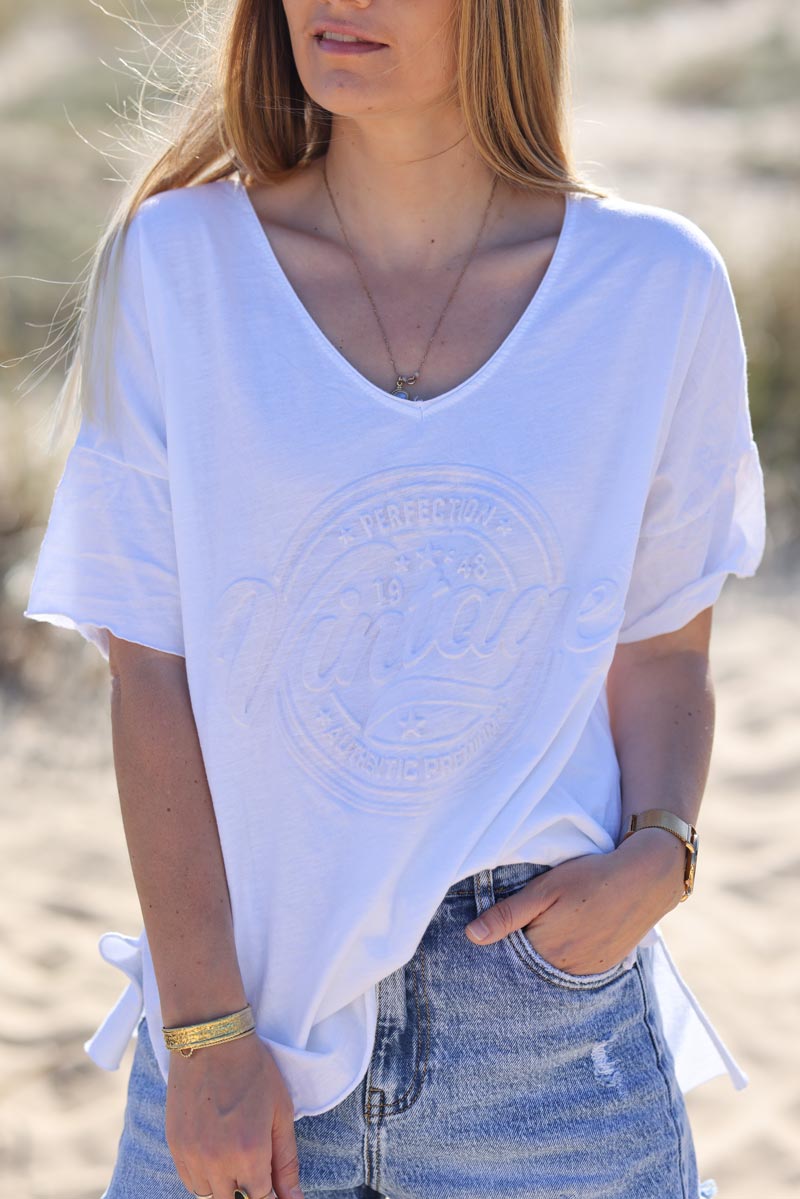 Camiseta holgada blanca de manga corta con logo vintage en relieve