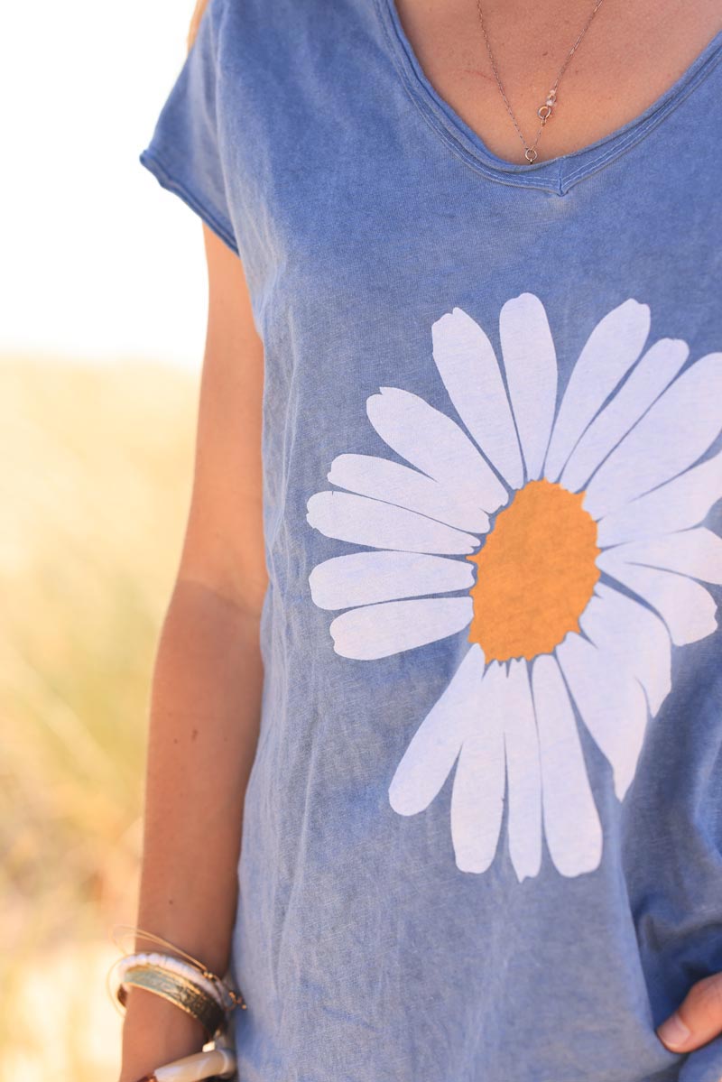 Dusty Blus V-neck cotton t-shirt with large dusty blue daisy print