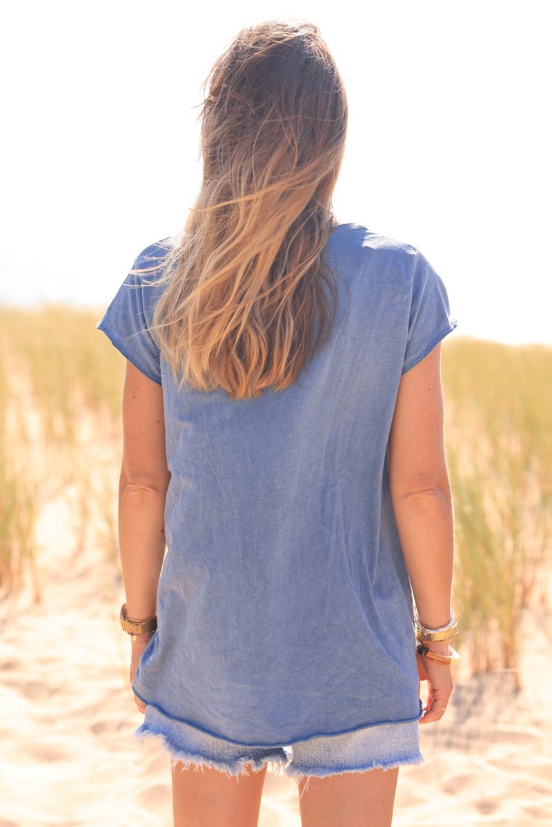 Dusty Blus V-neck cotton t-shirt with large dusty blue daisy print