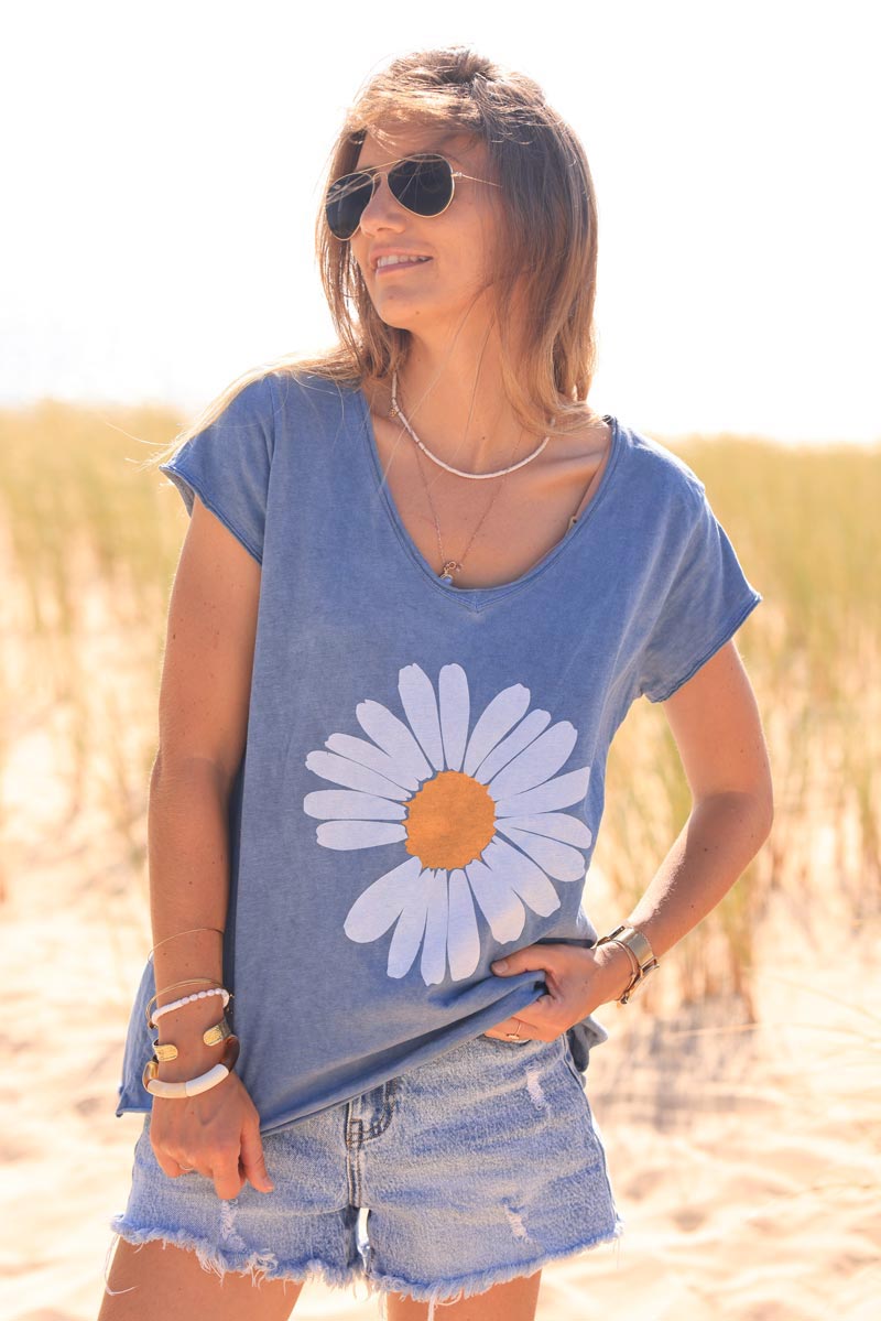 Dusty Blus V-neck cotton t-shirt with large dusty blue daisy print