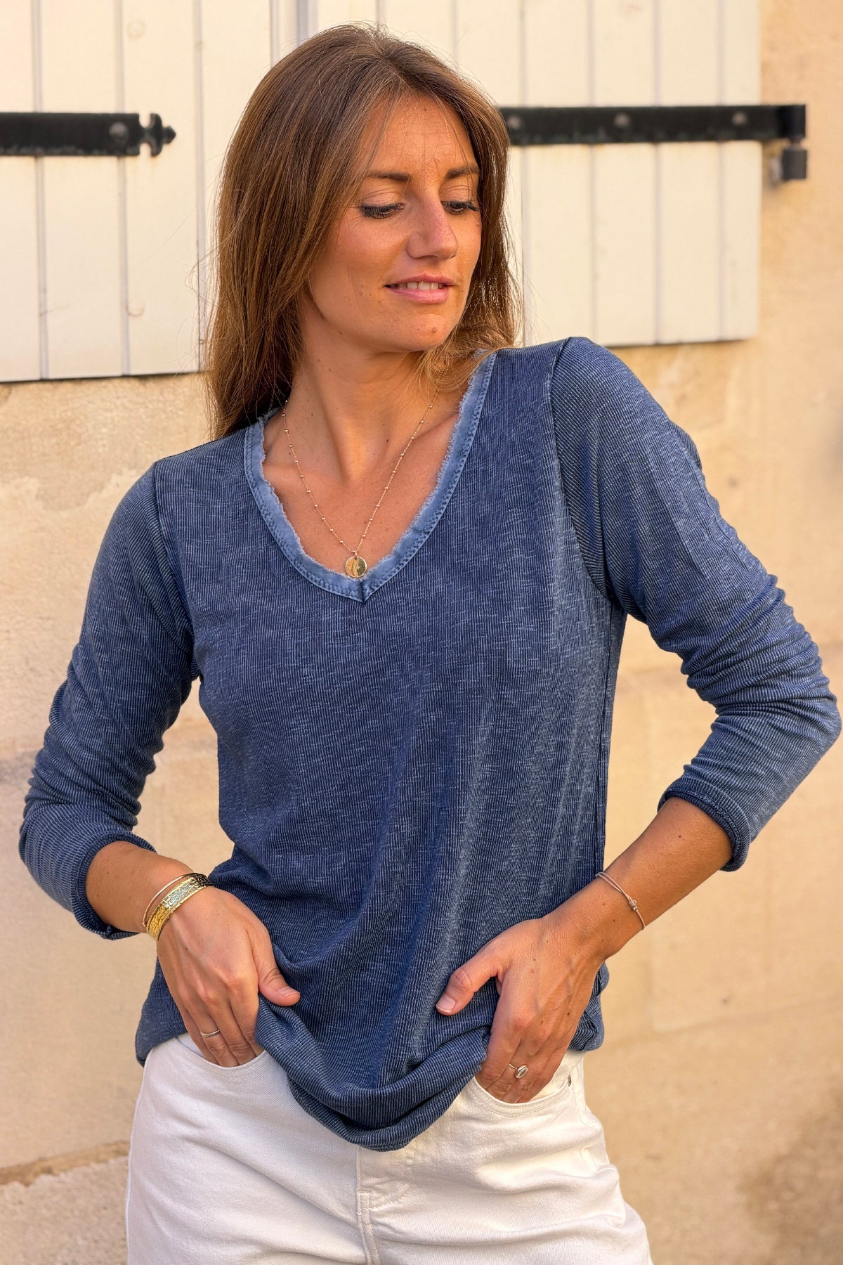 Tshirt bleu marine en coton manches longues col v détail franges