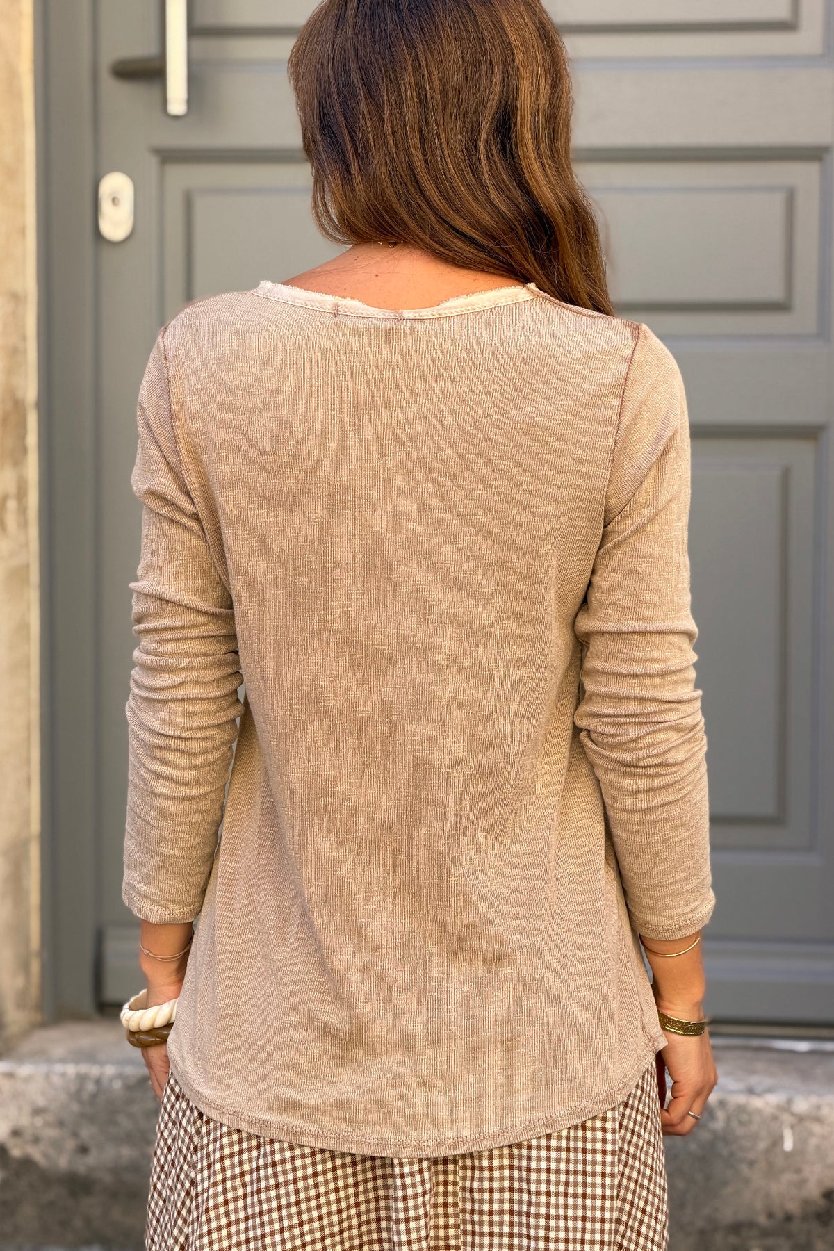 Tshirt camel delavé en coton manches longues col v détail franges