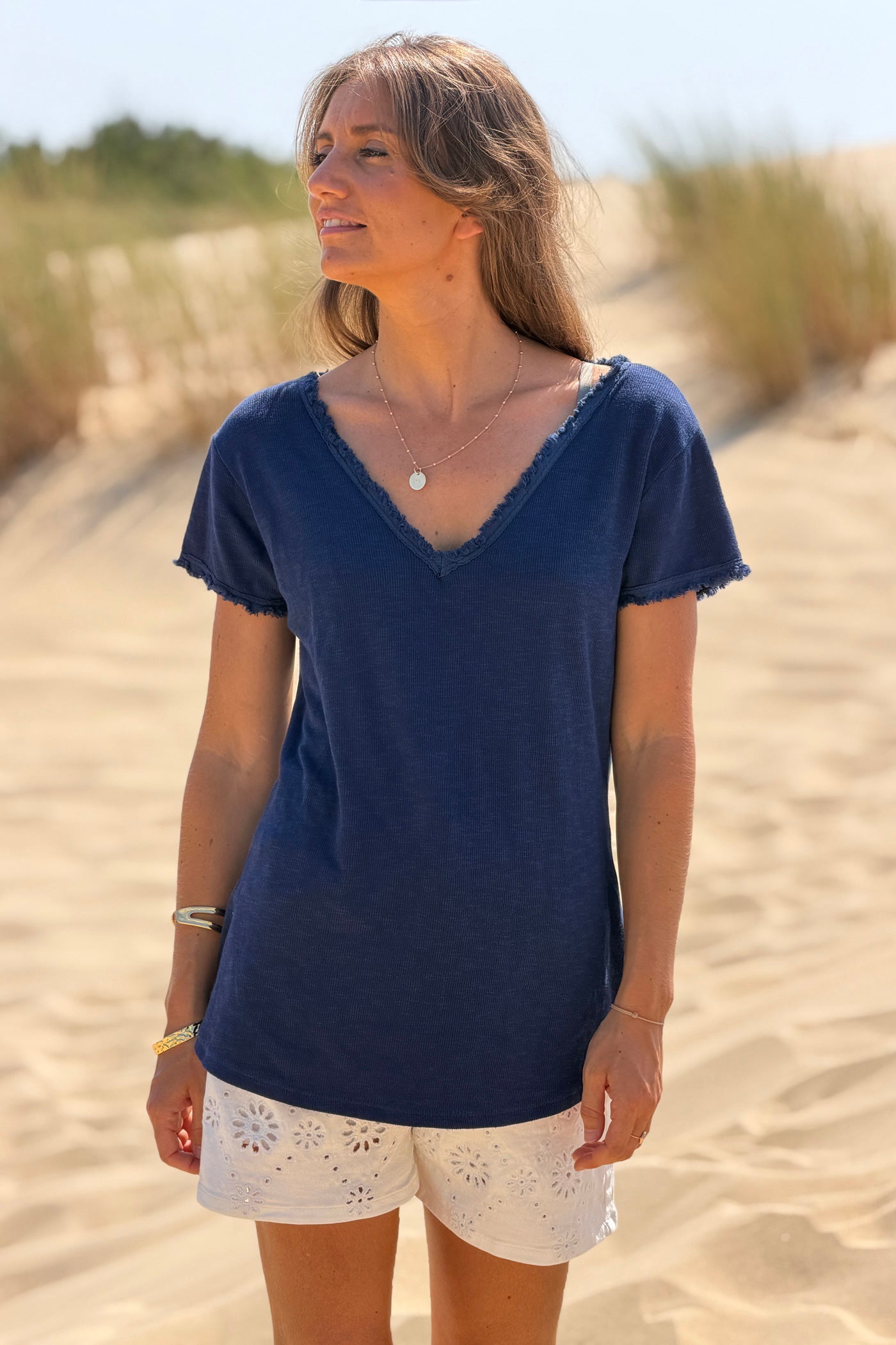 T-shirt bleu marine en coton stretch col V avec finitions franges