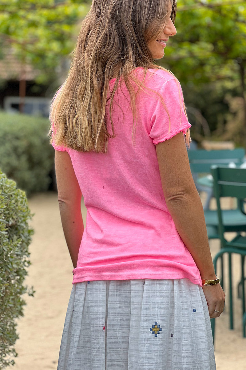Camiseta de algodón elástico rosa neón descolorido con pequeños flecos