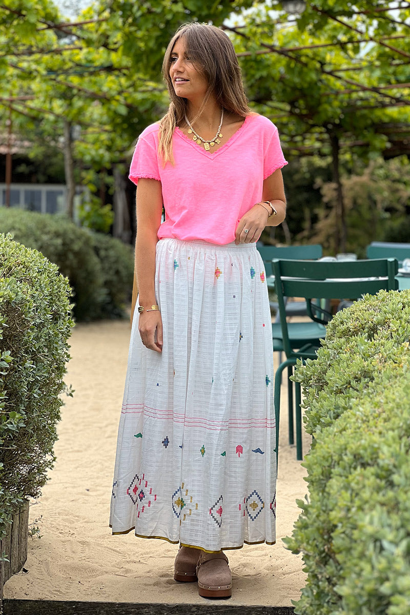 Camiseta de algodón elástico rosa neón descolorido con pequeños flecos
