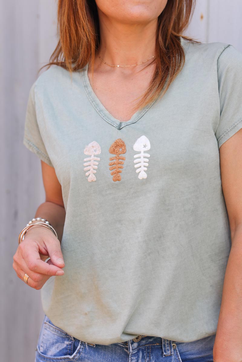 T-shirt kaki délavé coton col v franges trio poissons bouclettes