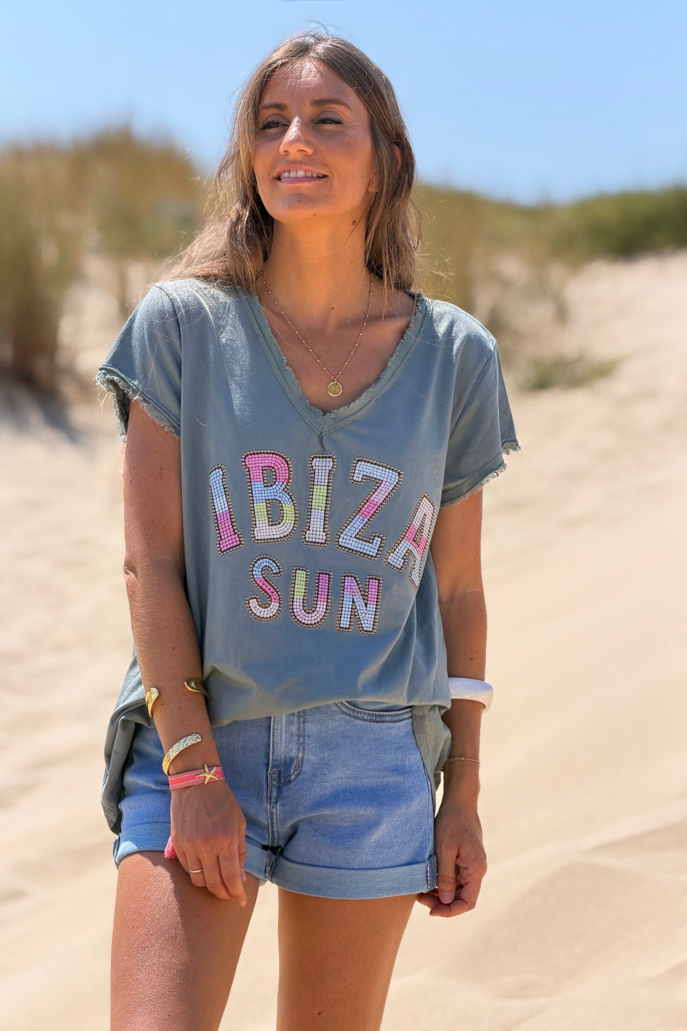 Tshirt kaki en coton imprimé Ibiza effet perles colorées col v franges