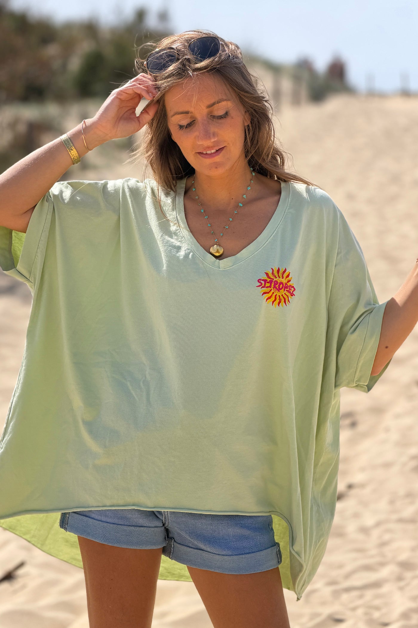 Tshirt loose oversize et stretch vert pâle motif Soleil St tropez