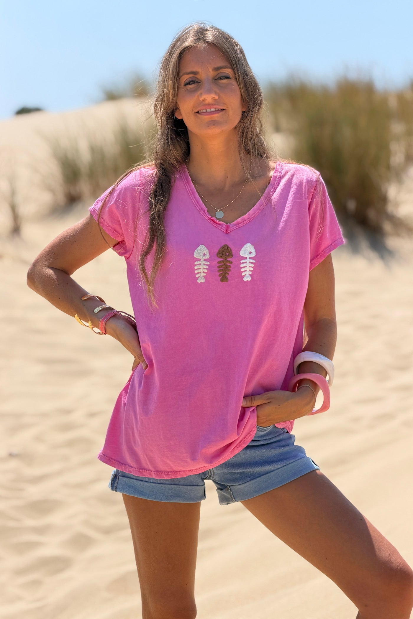 Hot pink v-neck cotton t-shirt with trio fish