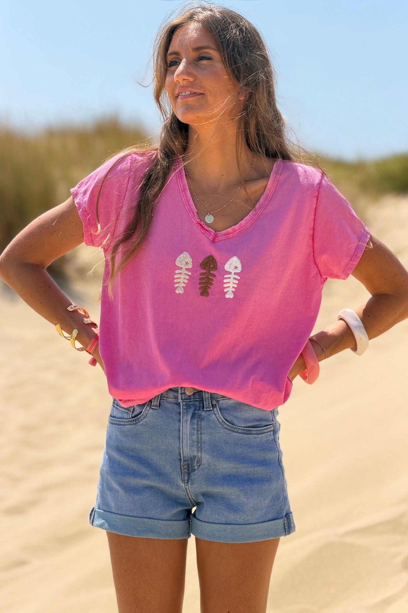 Hot pink v-neck cotton t-shirt with trio fish