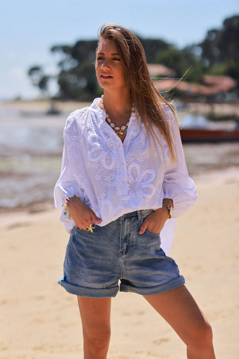 Tunique blanche en coton col boutons et broderie fleurs en bouclettes