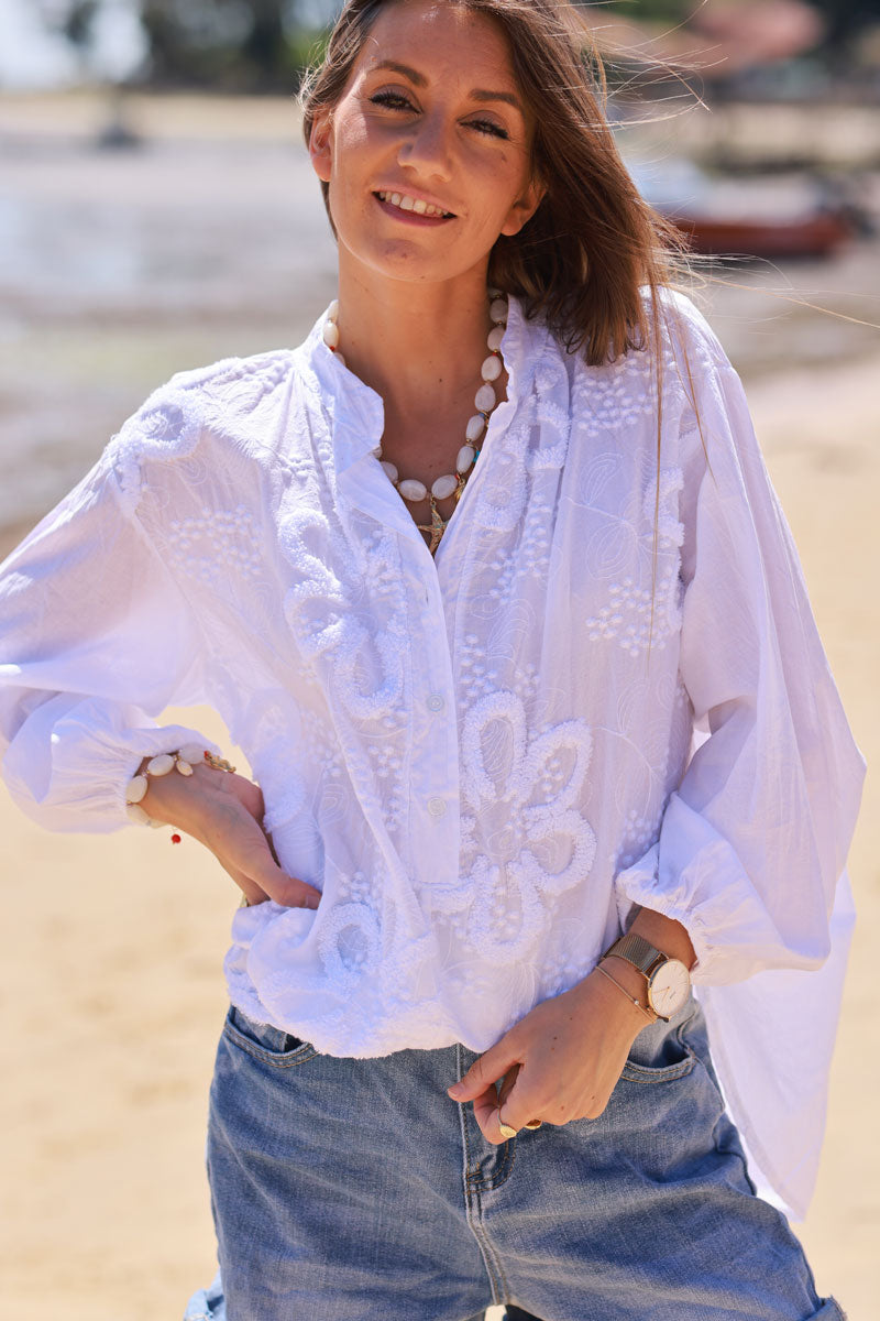 Tunique blanche en coton col boutons et broderie fleurs en bouclettes