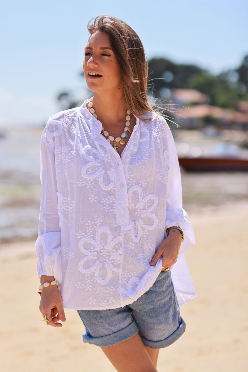 Tunique blanche en coton col boutons et broderie fleurs en bouclettes