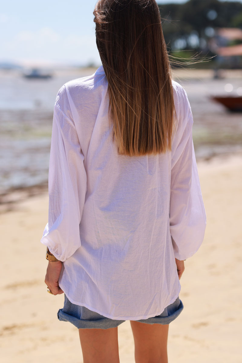 Tunique blanche en coton col boutons et broderie fleurs en bouclettes