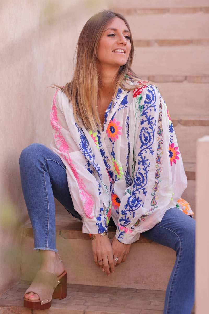 Túnica ancha blanca con botones bordados de cachemir y flores multicolores.