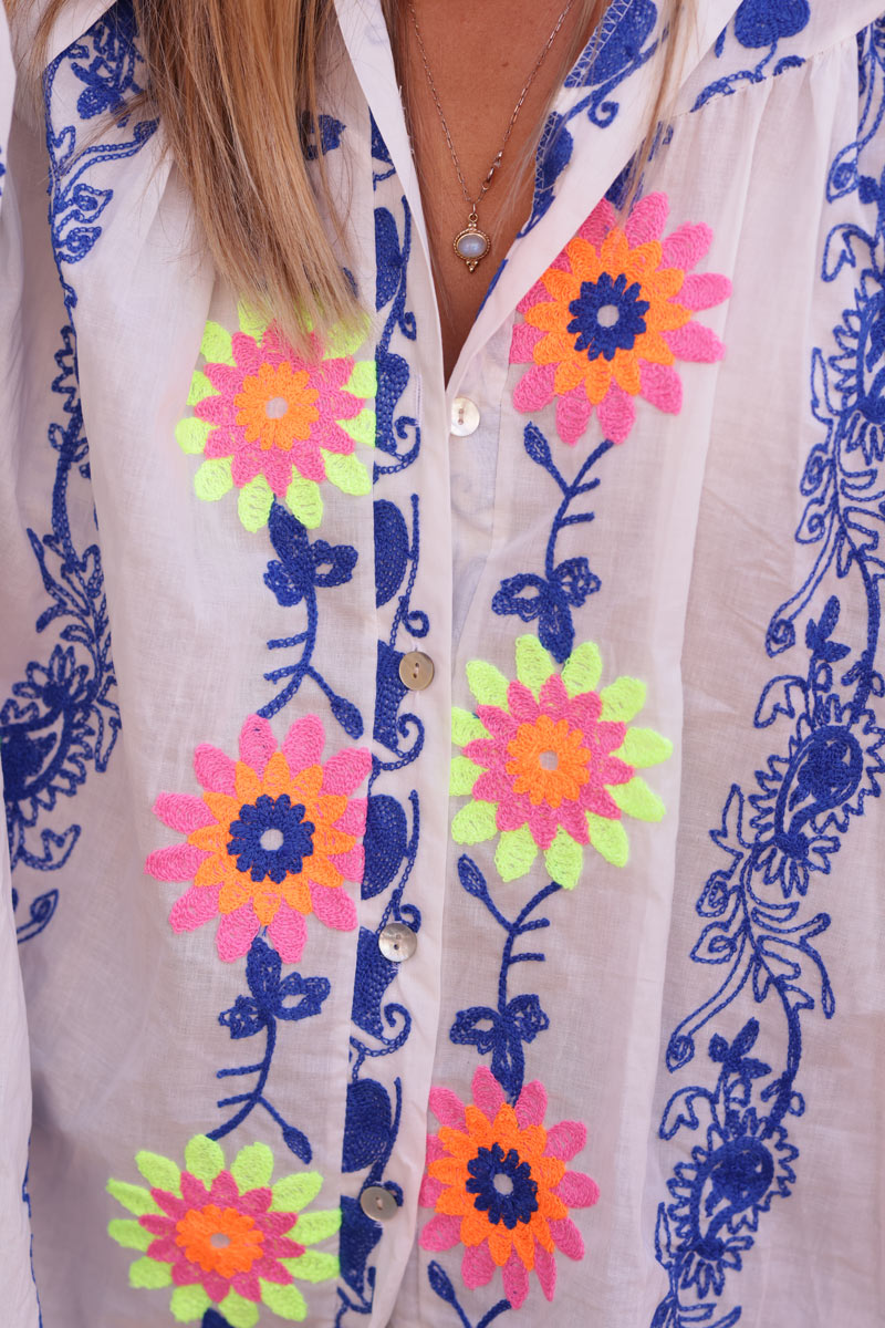 Túnica ancha blanca con botones bordados de cachemir y flores multicolores.
