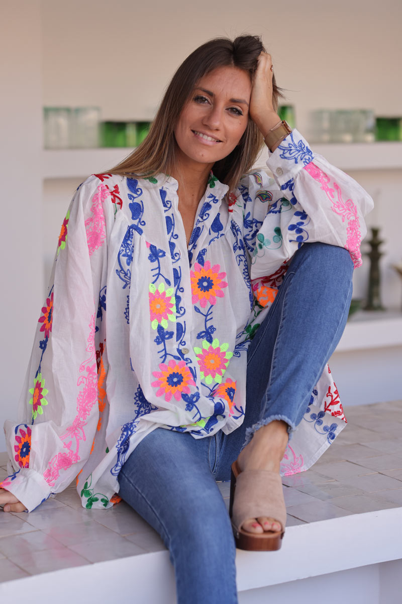 Túnica ancha blanca con botones bordados de cachemir y flores multicolores.