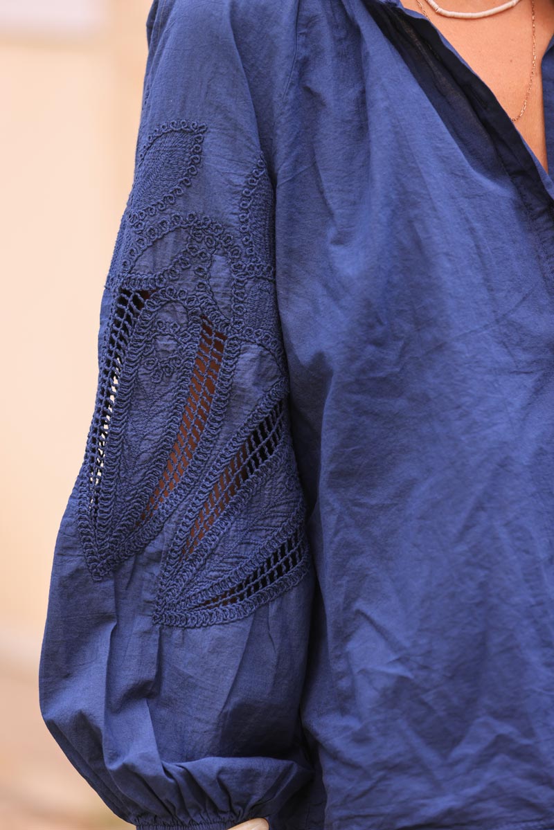 Camisa túnica azul marino con botones, mangas caladas y patrones de crochet.