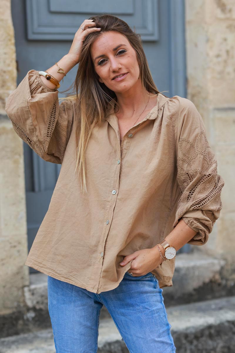 Chemise tunique camel à boutons manches ajourées motifs en crochet