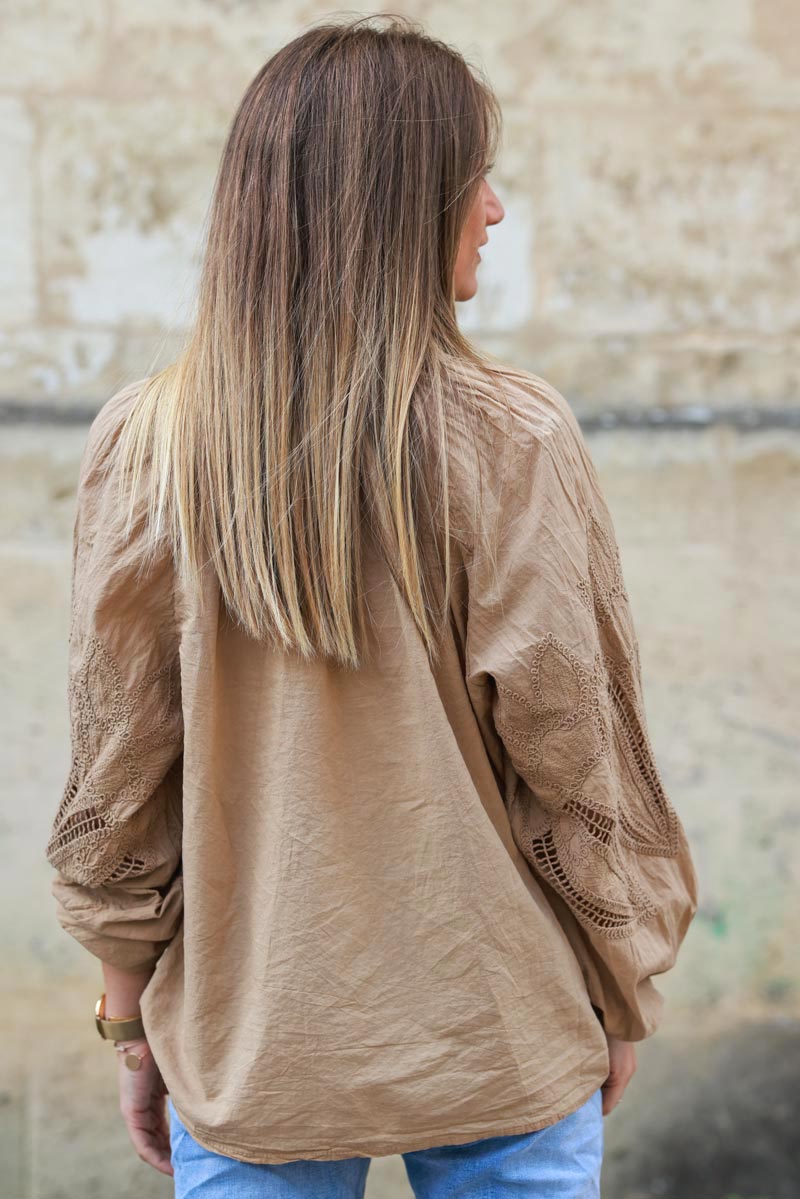 Chemise tunique camel à boutons manches ajourées motifs en crochet