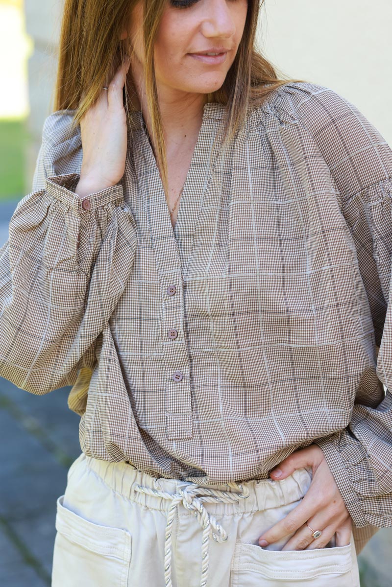 Túnica beige con cuello abotonado y cuadros en relieve de terciopelo.