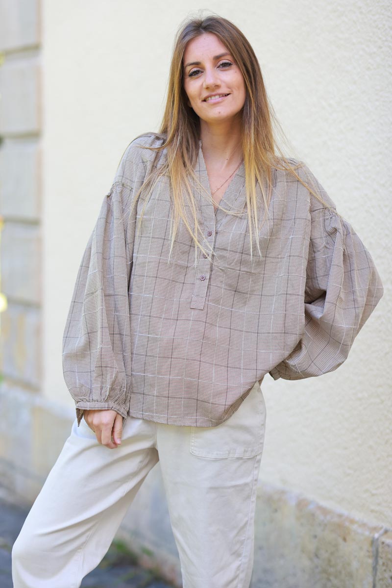 Túnica beige con cuello abotonado y cuadros en relieve de terciopelo.