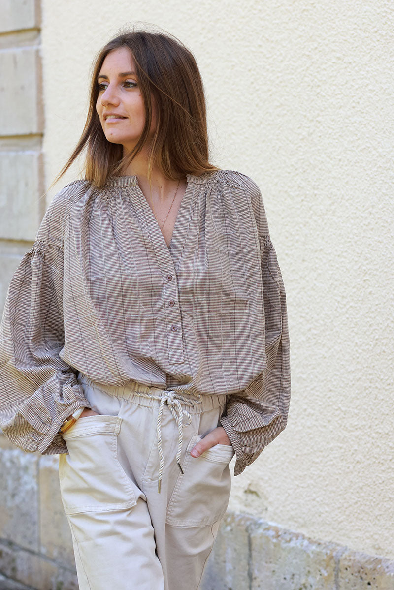 Túnica beige con cuello abotonado y cuadros en relieve de terciopelo.