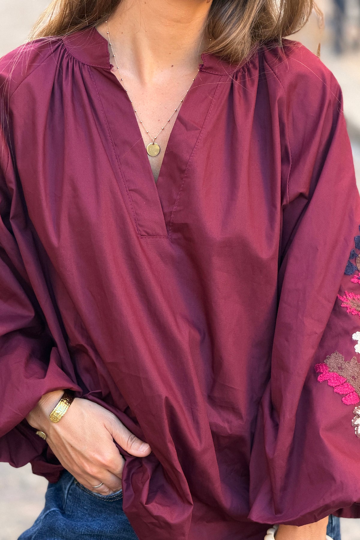 Tunique large aubergine en coton col v broderie fleurs sur les manches ballons