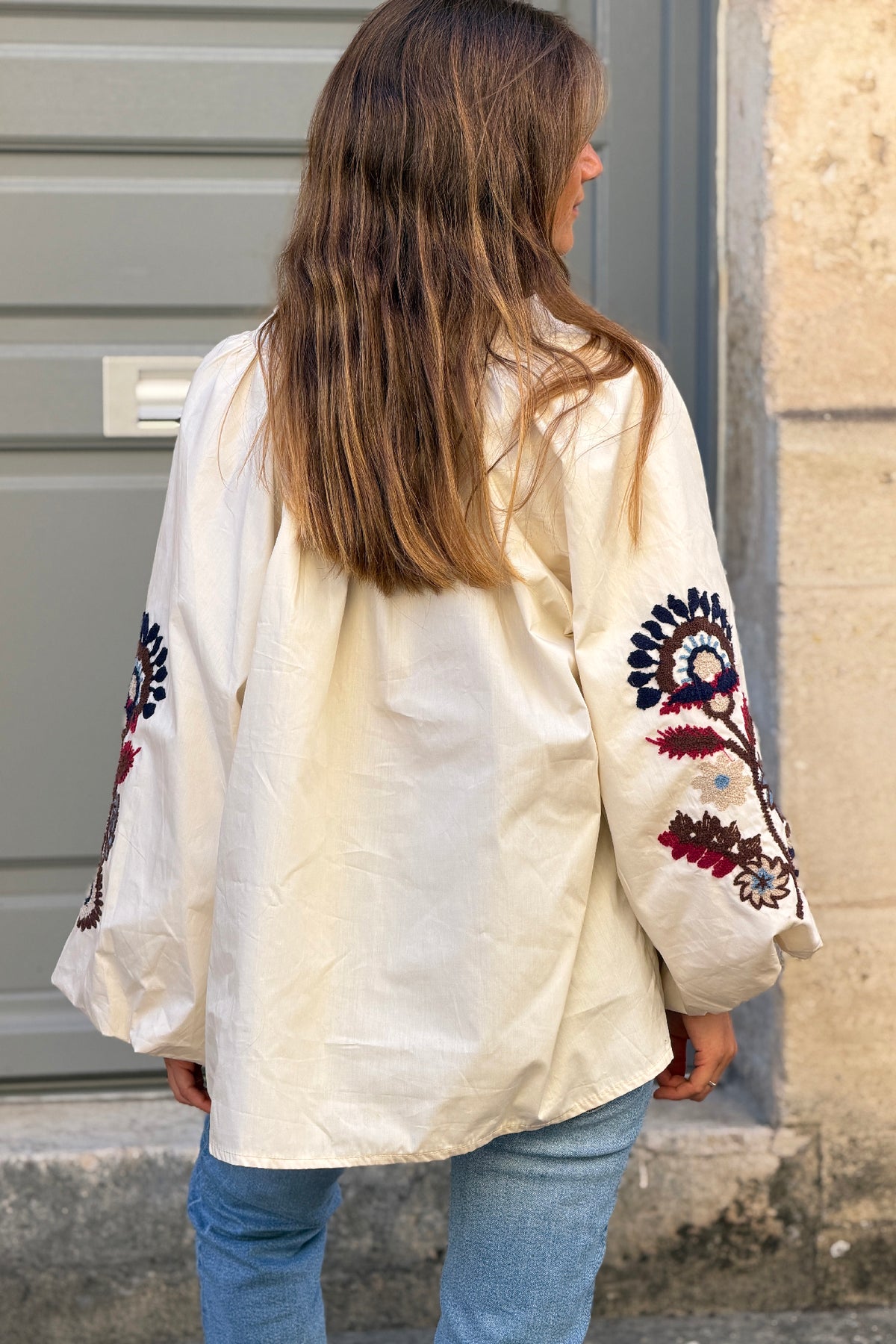 Tunique large beige en coton col v broderie fleurs sur les manches ballons