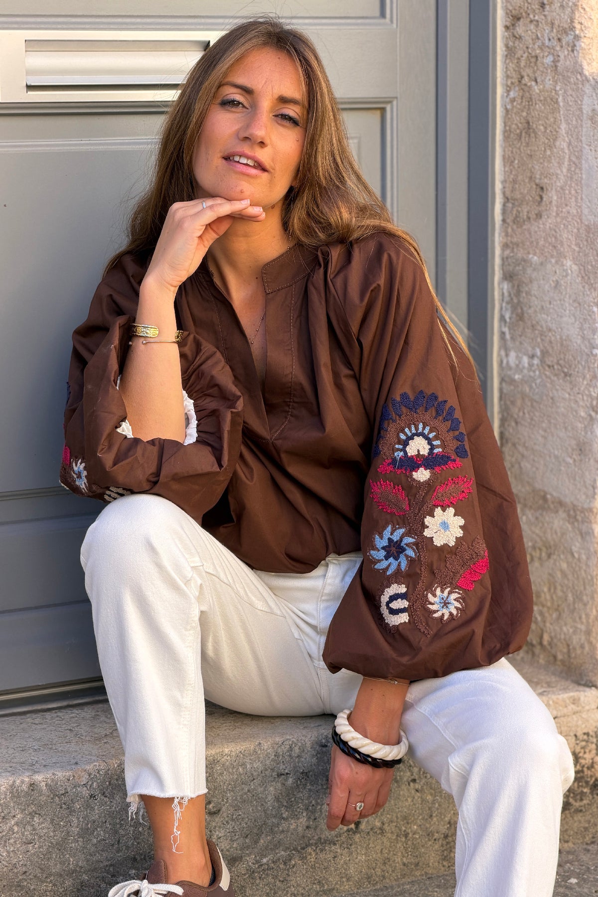 Tunique large marron en coton col v broderie fleurs sur les manches ballons