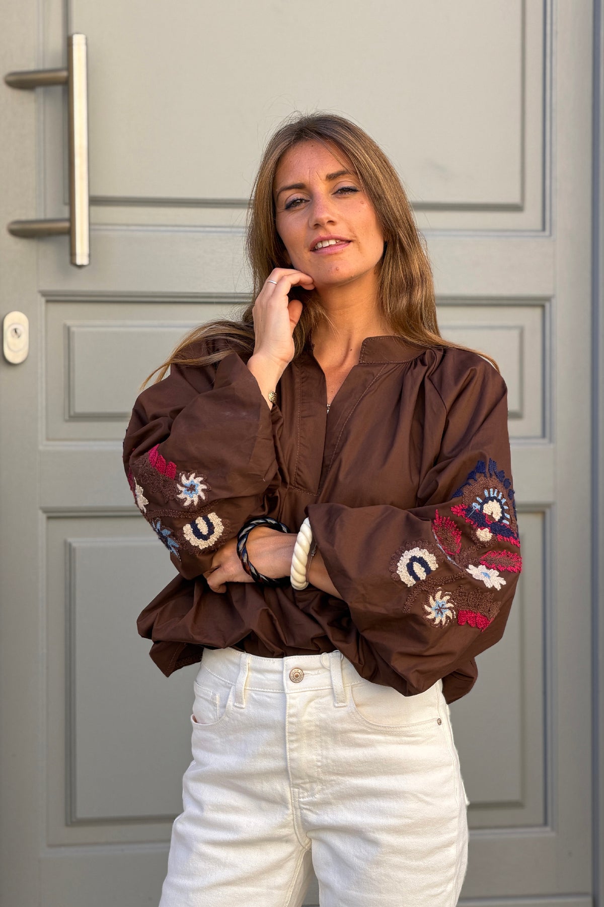 Tunique large marron en coton col v broderie fleurs sur les manches ballons