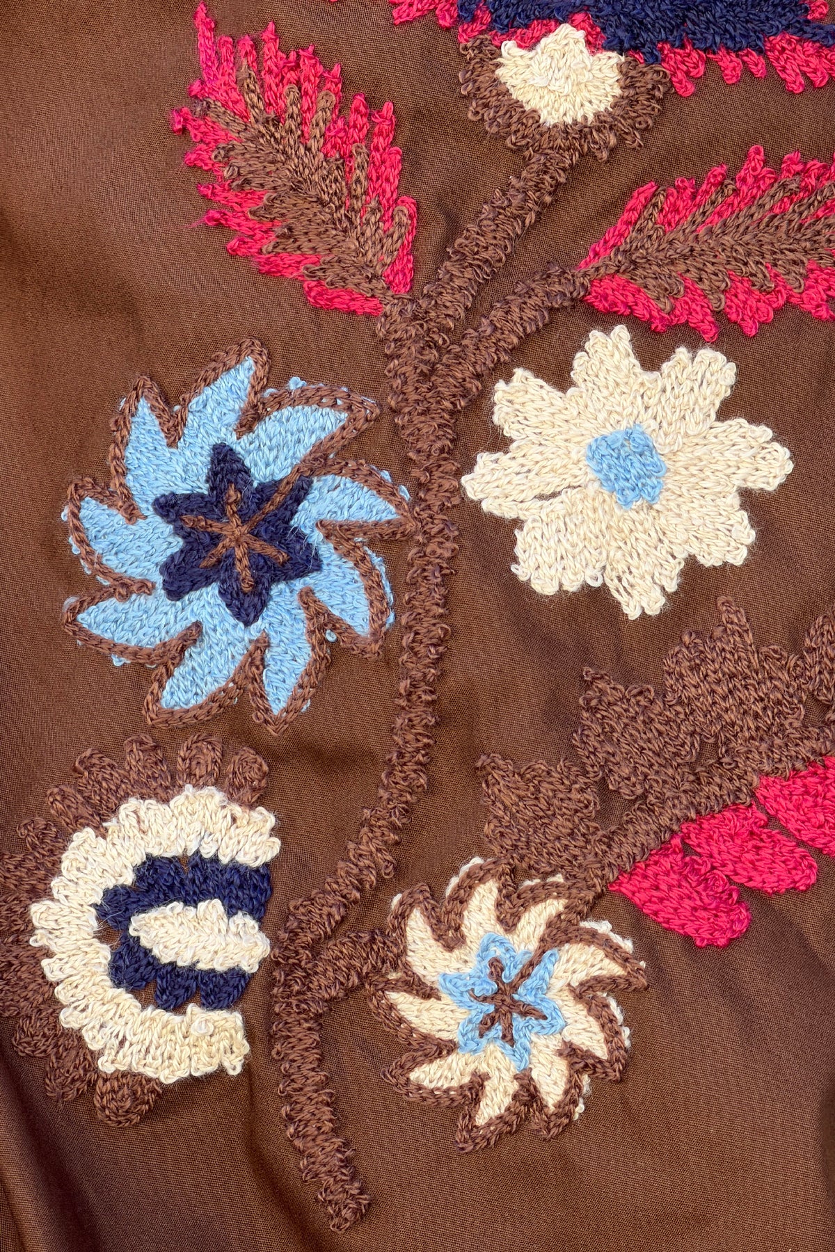 Tunique large marron en coton col v broderie fleurs sur les manches ballons