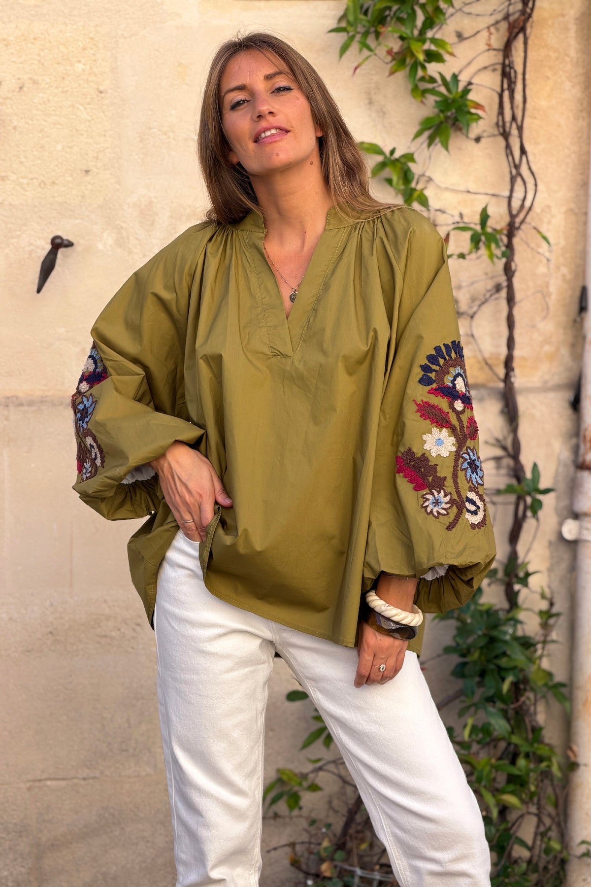 Tunique large vert olive en coton col v broderie fleurs sur les manches ballons