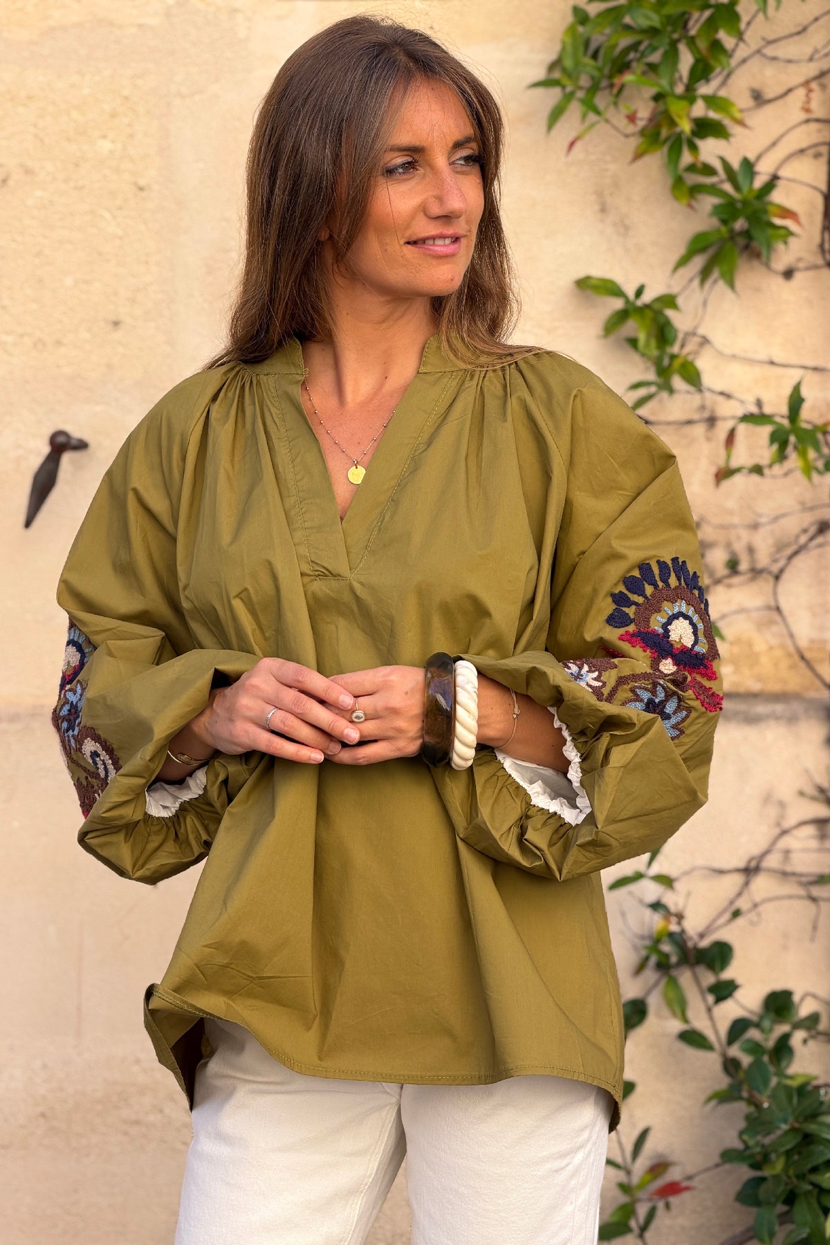 Tunique large vert olive en coton col v broderie fleurs sur les manches ballons