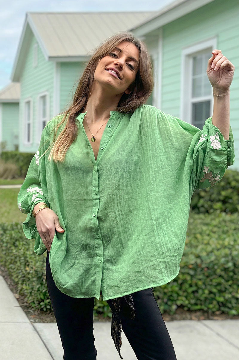 Tunique large verte en voile de coton broderie fleurs sur les manches