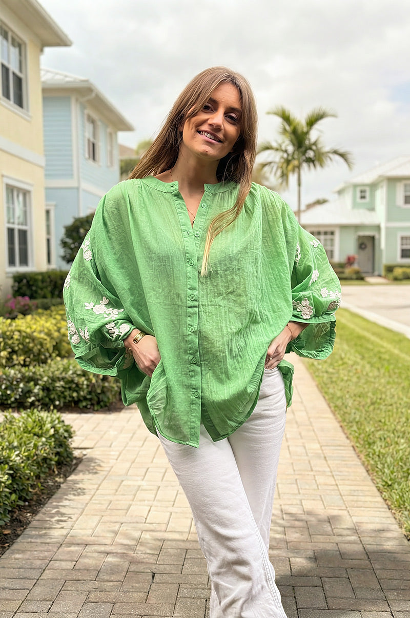 Tunique large verte en voile de coton broderie fleurs sur les manches
