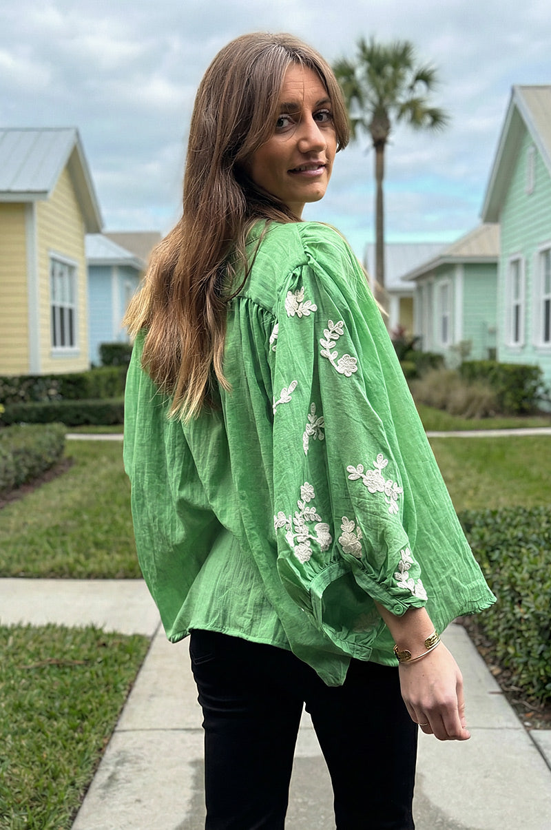 Tunique large verte en voile de coton broderie fleurs sur les manches