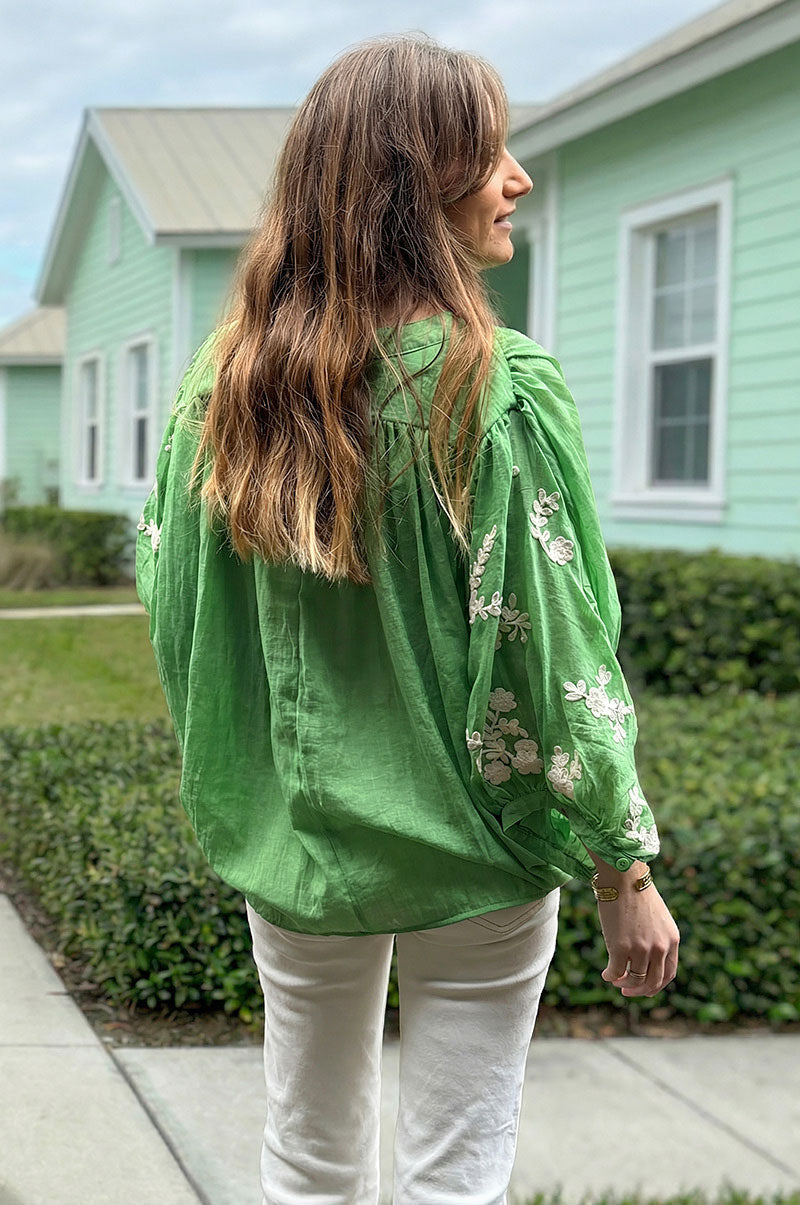Tunique large verte en voile de coton broderie fleurs sur les manches