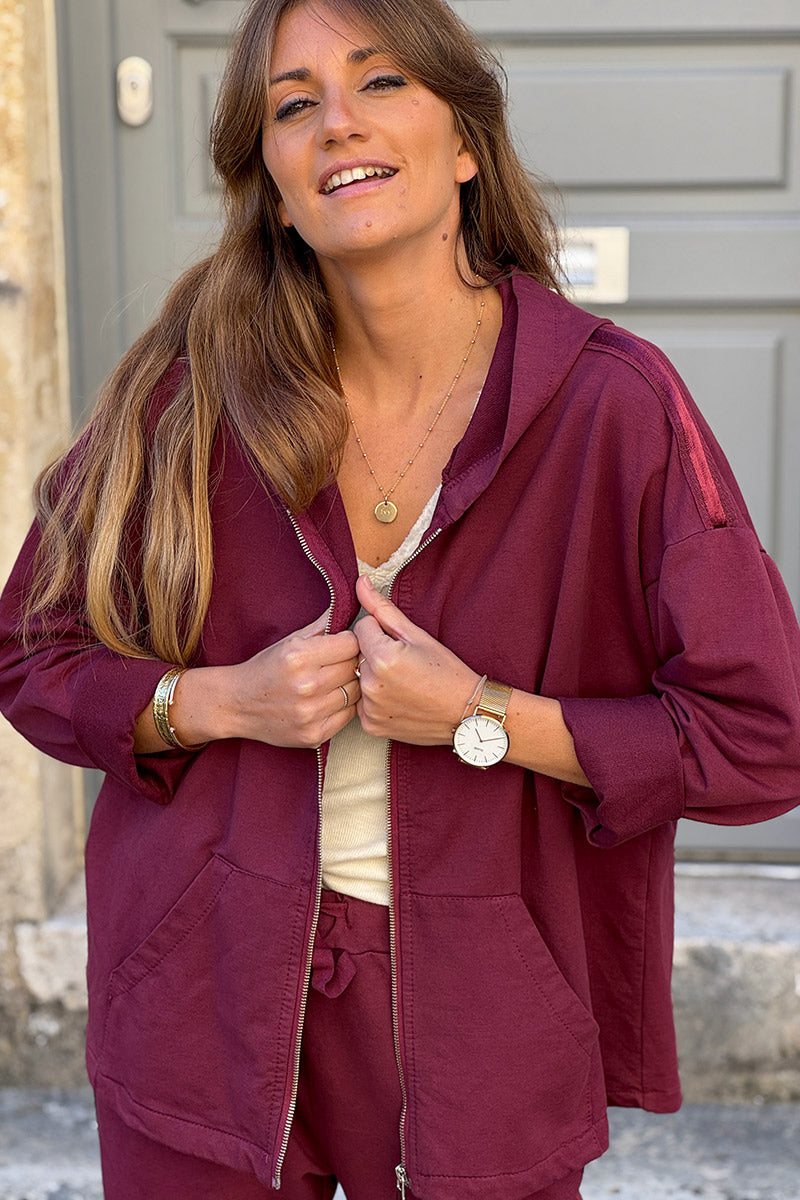 Veste aubergine confort à capuche zippée avec liseré satiné et poches