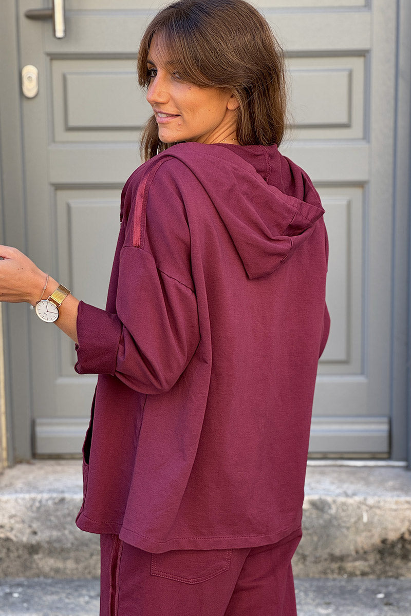 Veste aubergine confort à capuche zippée avec liseré satiné et poches