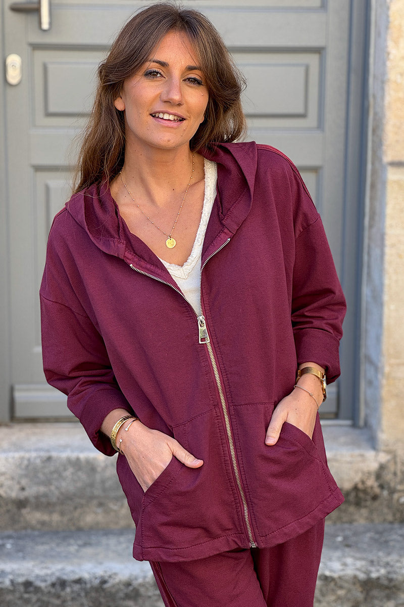 Veste aubergine confort à capuche zippée avec liseré satiné et poches