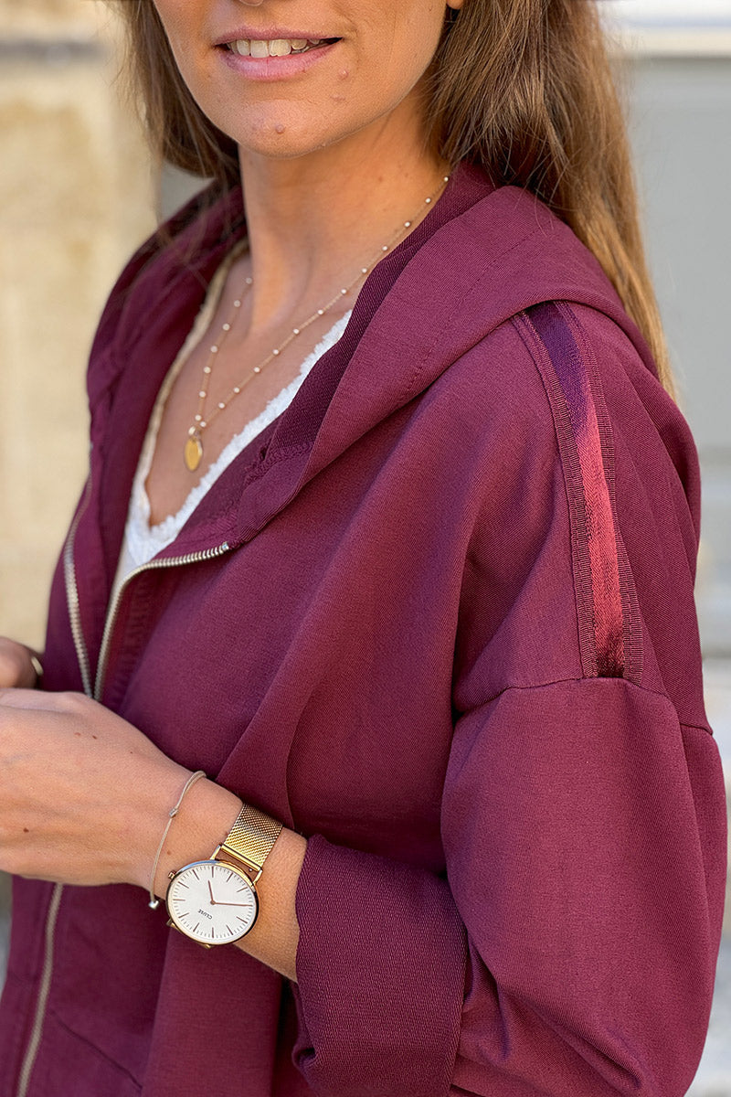 Veste aubergine confort à capuche zippée avec liseré satiné et poches