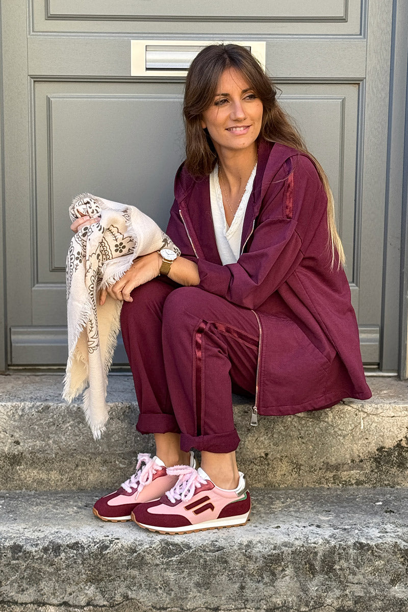 Veste aubergine confort à capuche zippée avec liseré satiné et poches