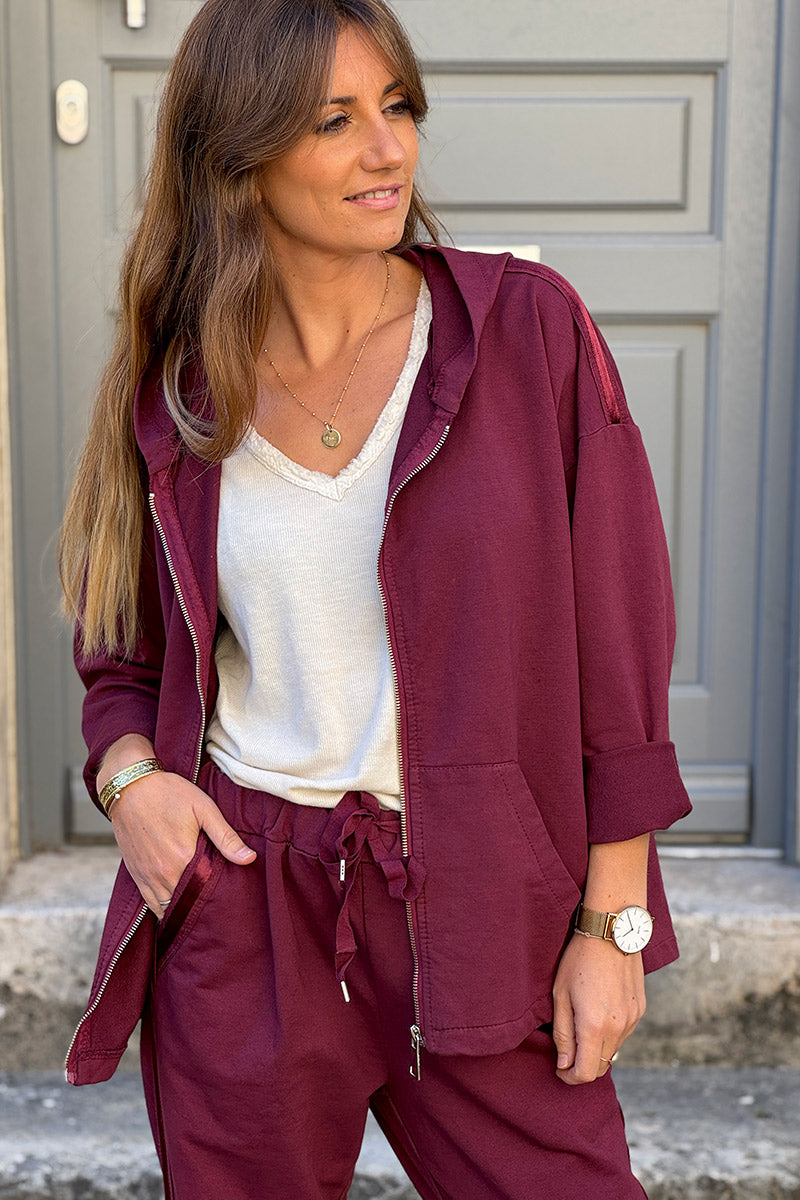 Veste aubergine confort à capuche zippée avec liseré satiné et poches