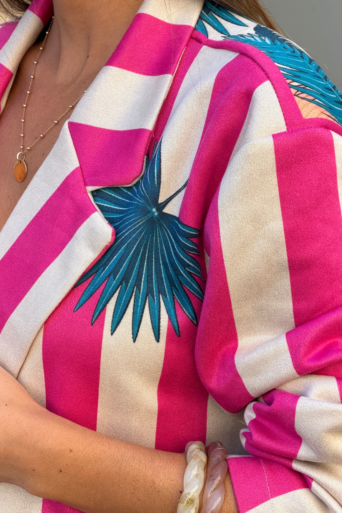 Veste blazer souple en suédine rayures fuchsia imprimé oiseaux abstraits colorés